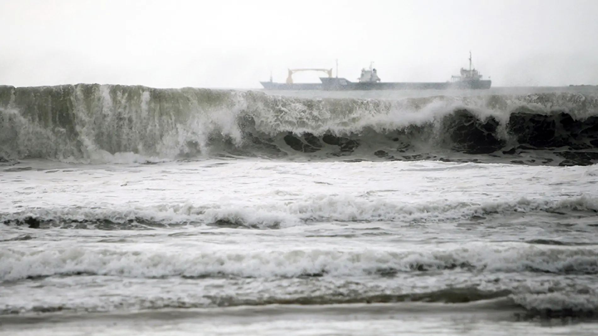 Trece provincias en alerta por fuertes vientos, bajas temperaturas y fenómenos costeros adversos