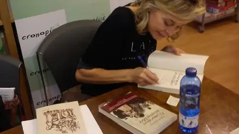Susana Fortes firmando ejemplares en la libreria Cronopios Susana Fortes firmando ejemplares en la libreria Cronopios