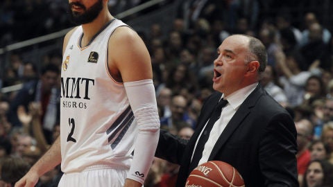 Pablo Laso junto a Mirotic