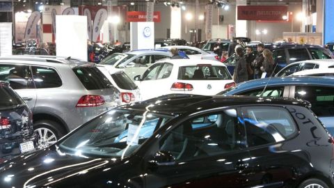 Coches en una feria de autom&oacute;viles
