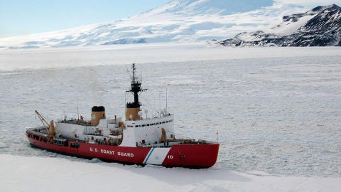 Rompehielos &lsquo;Polar Star&rsquo; en McMurdo Station, Ant&aacute;rtida, en 2006