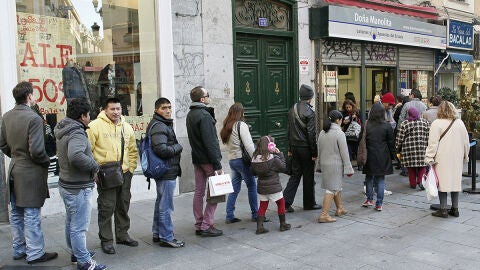 Colas para comprar d&eacute;cimos para la Loter&iacute;a de 'El Ni&ntilde;o'