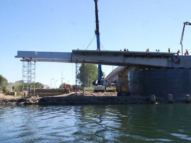 Mesa de redacción: Una empresa española construye al revés un puente levadizo en Chile Mesa de redacción: Una empresa española construye al revés un puente levadizo en Chile
