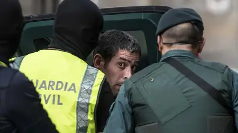Agentes de la Guardia Civil custodian a Egoitz López Agentes de la Guardia Civil custodian a Egoitz López