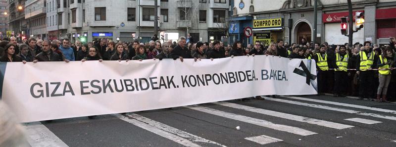 Cerca de 100.000 piden en Bilbao la libertad de los presos de ETA Cerca de 100.000 piden en Bilbao la libertad de los presos de ETA