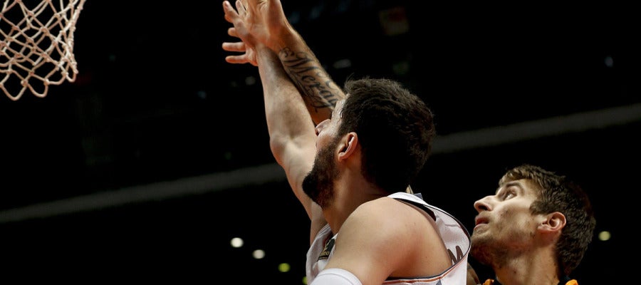 Mirotic, ante Vega bajo el aro Mirotic, ante Vega bajo el aro