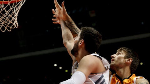 Mirotic, ante Vega bajo el aro