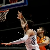 Mirotic, ante Vega bajo el aro Mirotic, ante Vega bajo el aro