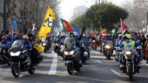 Miles de moteros participan en el desfile de banderas de Ping&uuml;inos 2014 por las calles de Valladolid 