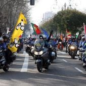 Miles de moteros participan en el desfile de banderas de Pingüinos 2014 por las calles de Valladolid 
