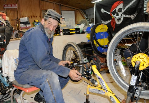 El hombre que fue salvado por las bicis lo ha perdido todo El hombre que fue salvado por las bicis lo ha perdido todo