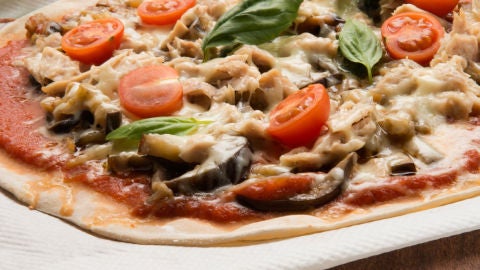Pizza de bonito, berenjena y cebolleta