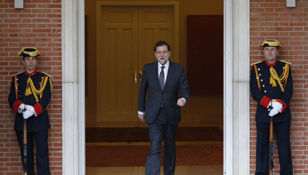 Mariano Rajoy, sale del Palacio de la Moncloa para recibir al presidente de la Comisión Europea