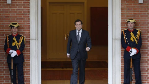 Mariano Rajoy, sale del Palacio de la Moncloa para recibir al presidente de la Comisi&oacute;n Europea