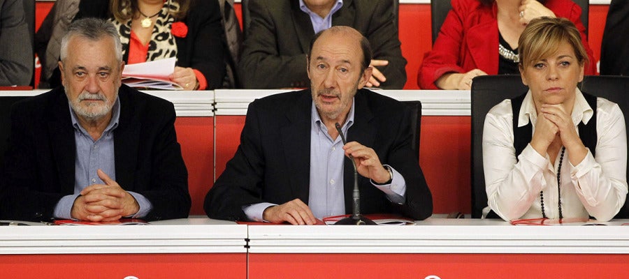 Rubalcaba anuncia primarias "para finales de noviembre" y autonómicas en septiembre Rubalcaba anuncia primarias "para finales de noviembre" y autonómicas en septiembre
