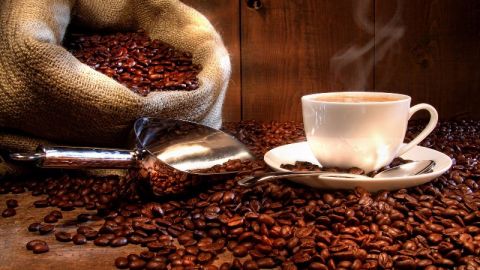 Una taza de caf&eacute; humeante