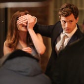 Christian tapando los ojos a Anastasia