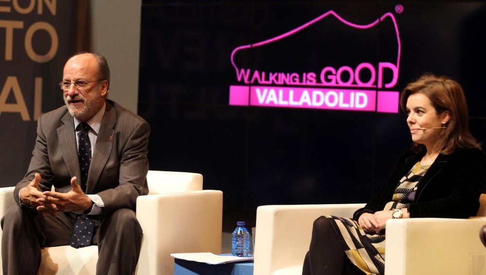 El alcalde de Valladolid, Javier León de la Riva, junto a la vicepresidenta del Gobierno, Soraya Sáez de Santamaría, durante la presentacion de la oferta turística de Valladolid en Fitur