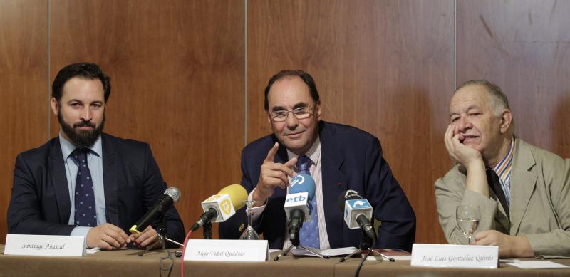 Con un par: "Es un problema para Rajoy que una parte de sus militantes históricos se vayan a formar otros partidos" Con un par: "Es un problema para Rajoy que una parte de sus militantes históricos se vayan a formar otros partidos"