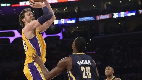 Pau Gasol realiza un lanzamiento sobre el franc&eacute;s Ian Manhinmi