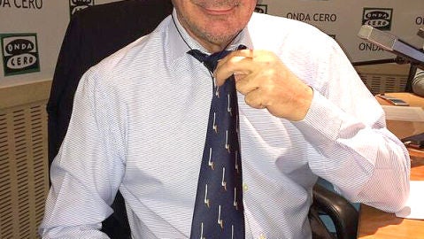Carlos Herrera muestra su corbata de patos enfilados