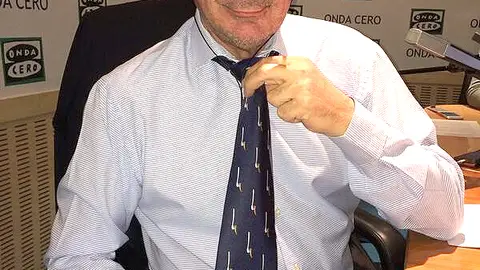 Carlos Herrera muestra su corbata de patos enfilados Carlos Herrera muestra su corbata de patos enfilados