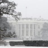 Vista de la Casa Blanca durante una tormenta de nieve