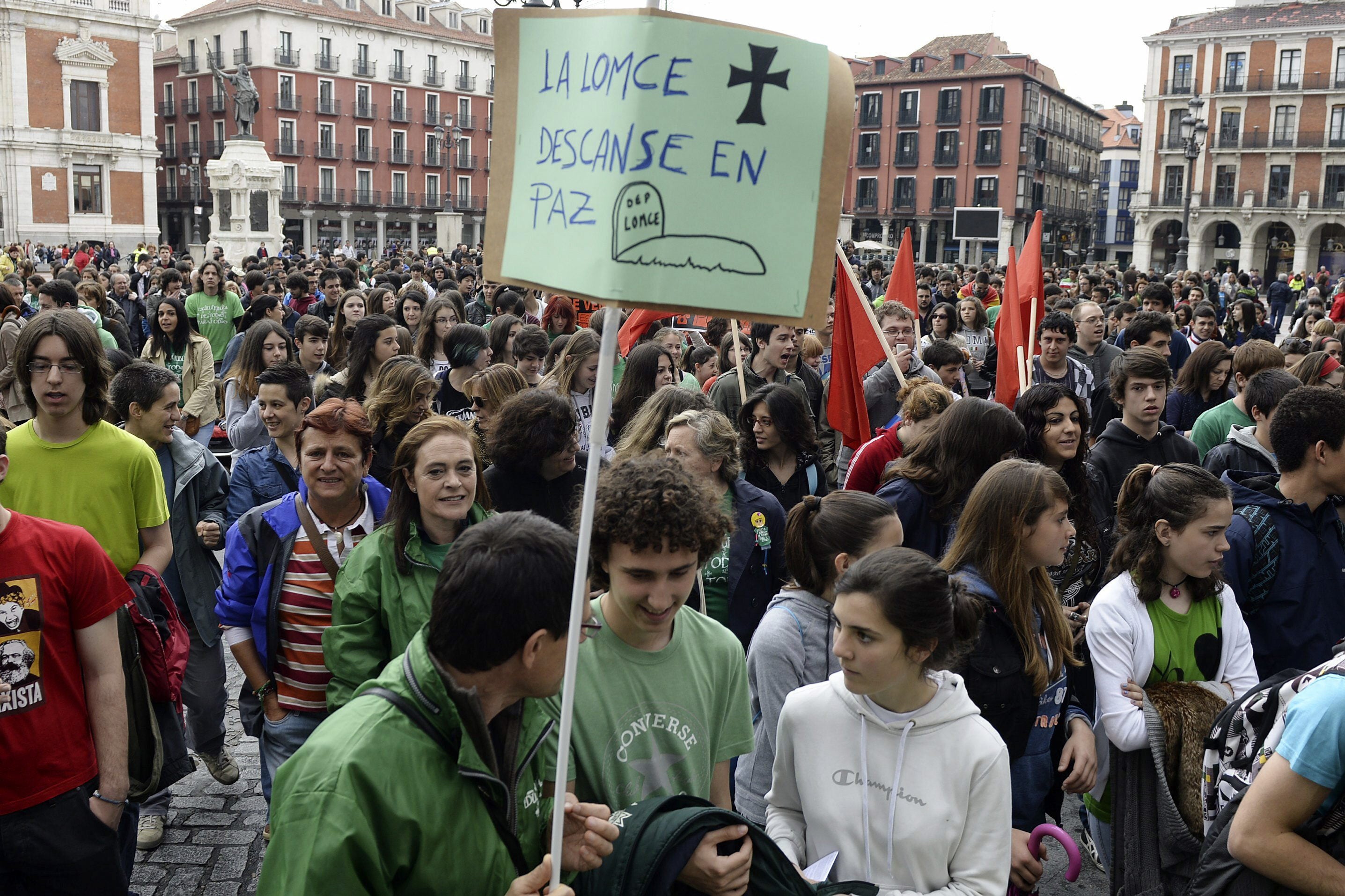 Estudiantes y padres llaman este miércoles a "vaciar las aulas" contra las 'reválidas' Estudiantes y padres llaman este miércoles a "vaciar las aulas" contra las 'reválidas'