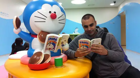 Marc Bernabé junto a Doraemon Marc Bernabé junto a Doraemon