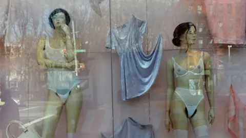 Una cadena de ropa pone vello púbico a sus maniquíes Una cadena de ropa pone vello púbico a sus maniquíes