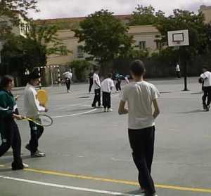 Unos niños juegan en el patio del colegio Unos niños juegan en el patio del colegio