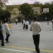 Unos niños juegan en el patio del colegio
