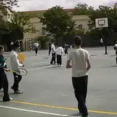 Unos niños juegan en el patio del colegio Unos niños juegan en el patio del colegio