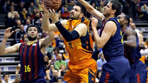 El ala pivot del Valencia Basket Bojan Dubljevic intenta superar la defensa del alero del Barcelona Bostjan Nachbar y del alero griego Kostas Papanikolau