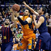 El ala pivot del Valencia Basket Bojan Dubljevic intenta superar la defensa del alero del Barcelona Bostjan Nachbar y del alero griego Kostas Papanikolau El ala pivot del Valencia Basket Bojan Dubljevic intenta superar la defensa del alero del Barcelona Bostjan Nachbar y del alero griego Kostas Papanikolau