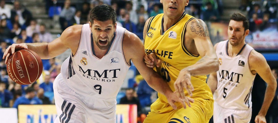 Reyes penetra a canasta ante Ryan Toolson Reyes penetra a canasta ante Ryan Toolson