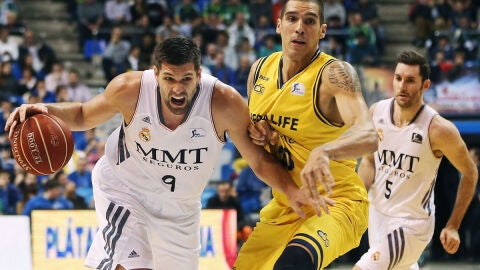 Reyes penetra a canasta ante Ryan Toolson
