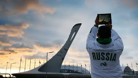 Un atleta ruso fotografía el pebetero de Sochi Un atleta ruso fotografía el pebetero de Sochi