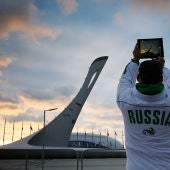 Un atleta ruso fotografía el pebetero de Sochi