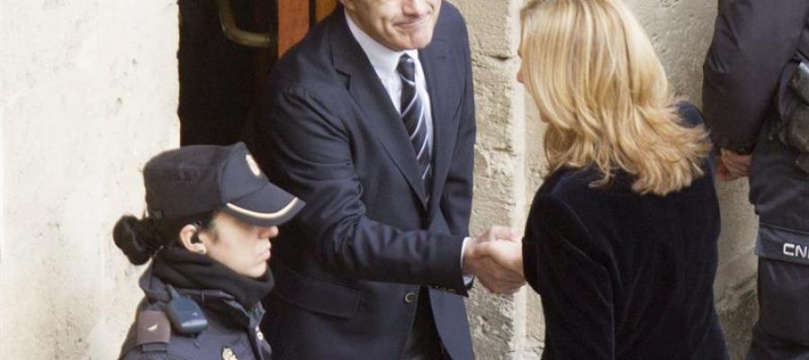La infanta Cristina saluda a su abogado, Jesús María Silva La infanta Cristina saluda a su abogado, Jesús María Silva