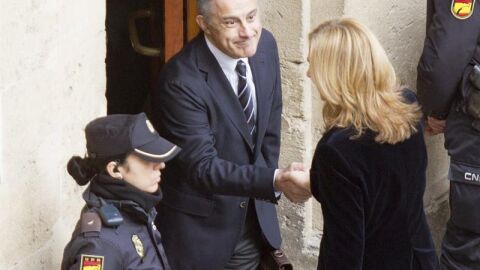 La infanta Cristina saluda a su abogado, Jes&uacute;s Mar&iacute;a Silva