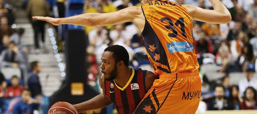 Pullen, con el balón ante la defensa de Lubos Barton Pullen, con el balón ante la defensa de Lubos Barton