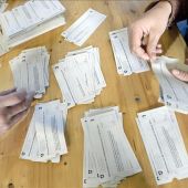 Recuento de votos en Zurich del referendum sobre inmigración celebrado en Suiza