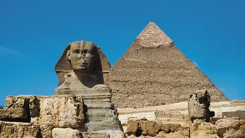 Esfinge junto a una pirámide en El Cairo Esfinge junto a una pirámide en El Cairo