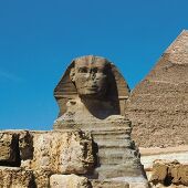 Esfinge junto a una pirámide en El Cairo