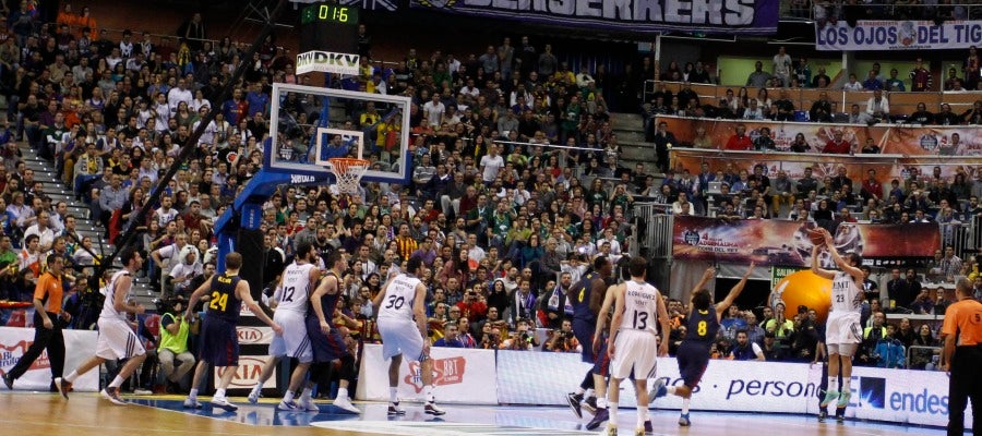 Sergio Llull anota la canasta que le da la Copa al Real Madrid de baloncesto Sergio Llull anota la canasta que le da la Copa al Real Madrid de baloncesto