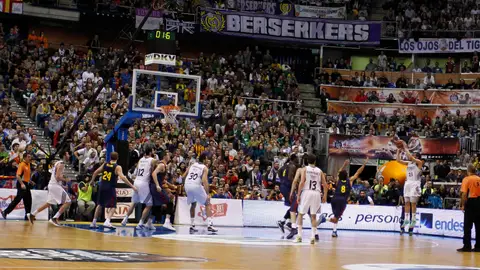 Sergio Llull anota la canasta que le da la Copa al Real Madrid de baloncesto Sergio Llull anota la canasta que le da la Copa al Real Madrid de baloncesto