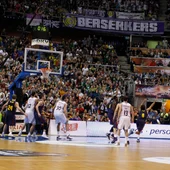 Sergio Llull anota la canasta que le da la Copa al Real Madrid de baloncesto Sergio Llull anota la canasta que le da la Copa al Real Madrid de baloncesto