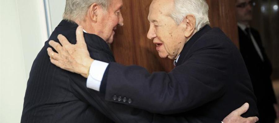 El Rey durante el encuentro con el expresidente de Portugal Mario Soares. El Rey durante el encuentro con el expresidente de Portugal Mario Soares.