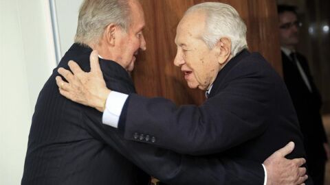 El Rey durante el encuentro con el expresidente de Portugal Mario Soares.